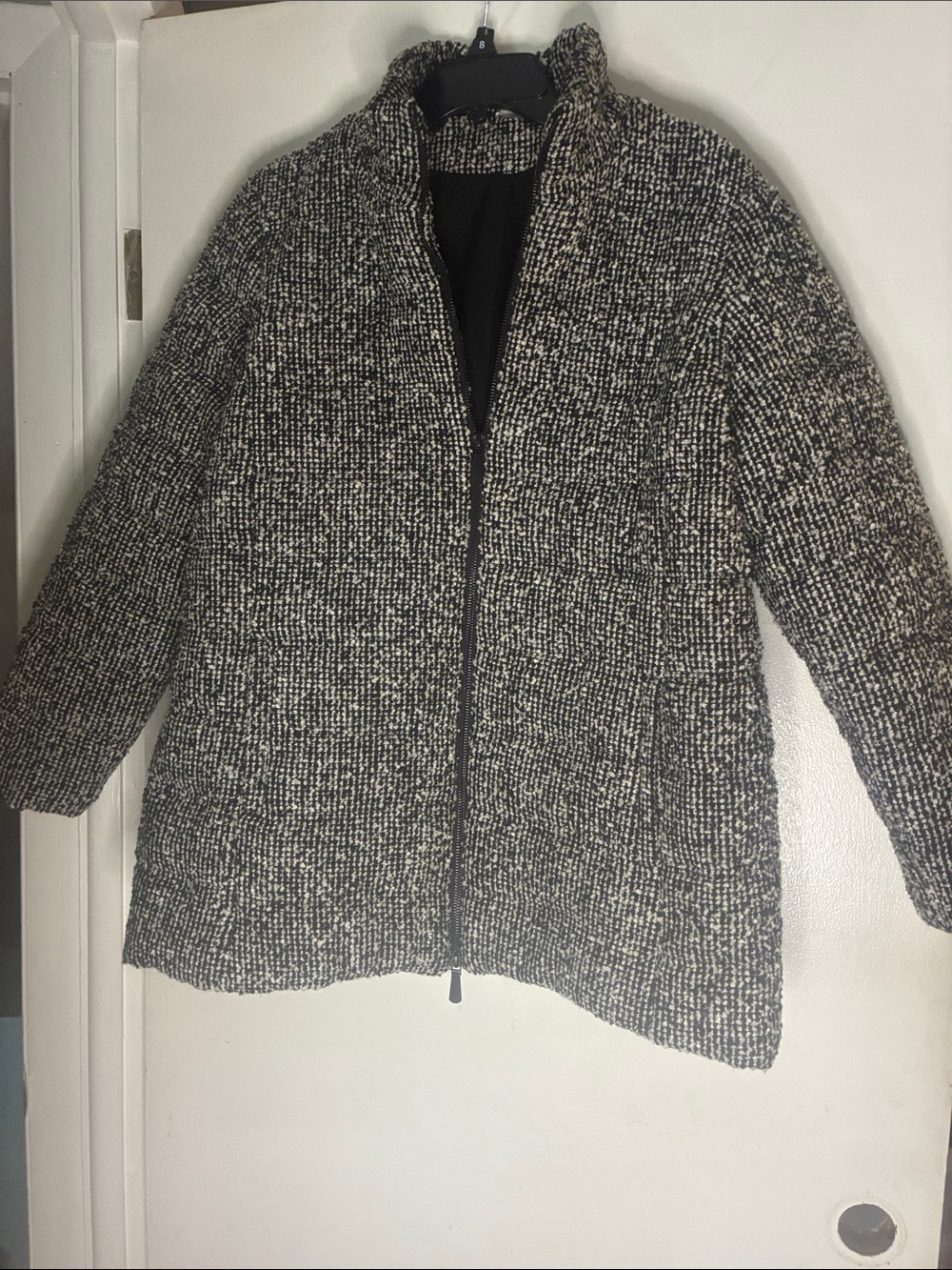 Chico's Black & White Winter Zip-Front Jacket Size 2 or equivalent to 12 .